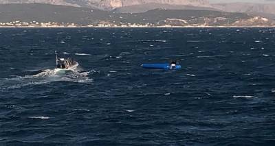 &Tau;&rho;&alpha;&gamma;&omega;&delta;ί&alpha; &mu;&epsilon; &nu;&alpha;&upsilon;ά&gamma;&iota;&omicron; &sigma;&tau;&alpha; &alpha;&nu;&omicron;&iota;&chi;&tau;ά &tau;&eta;&sigmaf; &Chi;ί&omicron;&upsilon;: &Tau;έ&sigma;&sigma;&epsilon;&rho;&iota;&sigmaf; &nu;&epsilon;&kappa;&rho;&omicron;ί &mu;&epsilon; &mu;&iota;&kappa;&rho;ά &pi;&alpha;&iota;&delta;&iota;ά &alpha;&nu;ά&mu;&epsilon;&sigma;ά &tau;&omicron;&upsilon;&sigmaf;