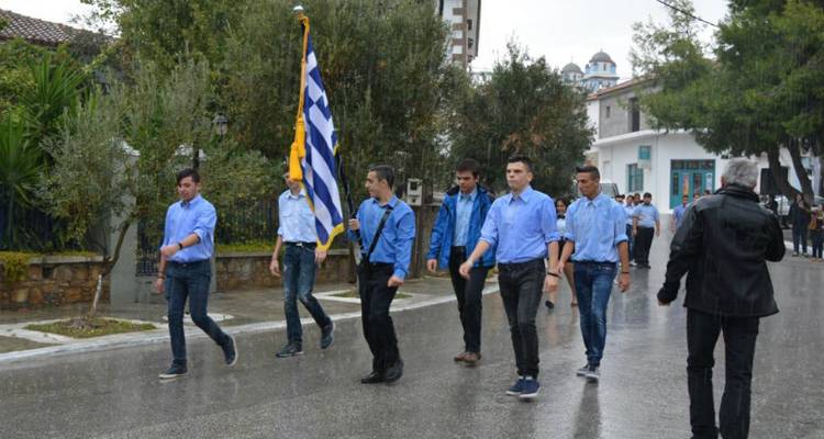 28&eta; &Omicron;&kappa;&tau;&omega;&beta;&rho;ί&omicron;&upsilon;: &Upsilon;&pi;ό &beta;&rho;&omicron;&chi;ή &eta; &pi;&alpha;&rho;έ&lambda;&alpha;&sigma;&eta; &sigma;&tau;&omicron; &Mu;&omicron;ύ&delta;&rho;&omicron; (photos)