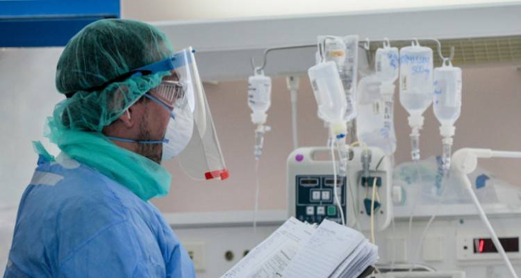 Κορωνοϊός: Πίεση στα νοσοκομεία, αυξάνονται οι διασωληνωμένοι | Πόσες κλίνες Covid είναι διαθέσιμες