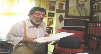 &Omicron; &Sigma;&Upsilon;&Rho;&Iota;&Zeta;&Alpha; &ndash; &Pi;&Sigma; &Lambda;ή&mu;&nu;&omicron;&upsilon; &alpha;&pi;&omicron;&chi;&alpha;&iota;&rho;&epsilon;&tau;ά &tau;&omicron; &Delta;&eta;&mu;ή&tau;&rho;&eta; &Beta;&omicron;&upsilon;&nu;ά&tau;&sigma;&omicron;: "&Eta; &mu;&nu;ή&mu;&eta; &tau;&omicron;&upsilon; &theta;&alpha; &mu;&epsilon;ί&nu;&epsilon;&iota; &zeta;&omega;&nu;&tau;&alpha;&nu;ή"