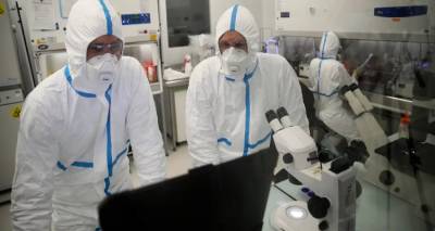 &Tau;&alpha; &delta;ύ&omicron; &sigma;&epsilon;&nu;ά&rho;&iota;&alpha; &gamma;&iota;&alpha; &tau;&eta;&nu; &pi;&rho;&omicron;έ&lambda;&epsilon;&upsilon;&sigma;&eta; &tau;&omicron;&upsilon; &kappa;&omicron;&rho;&omega;&nu;&omicron;ϊ&omicron;ύ: &Epsilon;&rho;&epsilon;&upsilon;&nu;&alpha; &alpha;&pi;ό &tau;&iota;&sigmaf; &mu;&upsilon;&sigma;&tau;&iota;&kappa;έ&sigmaf; &upsilon;&pi;&eta;&rho;&epsilon;&sigma;ί&epsilon;&sigmaf; &zeta;ή&tau;&eta;&sigma;&epsilon; &omicron; &Mu;&pi;ά&iota;&nu;&tau;&epsilon;&nu;, &alpha;&nu;&tau;&iota;&delta;&rho;ά &eta; &Kappa;ί&nu;&alpha;