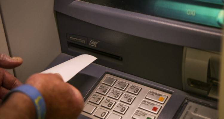 Πόσο πληρώνουν οι Ελληνες στις τράπεζες για προμήθειες