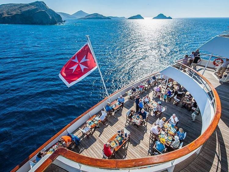&Tau;&omicron; &kappa;&rho;&omicron;&upsilon;&alpha;&zeta;&iota;&epsilon;&rho;ό&pi;&lambda;&omicron;&iota;&omicron; &laquo;Aegean Odyssey&raquo; &sigma;ή&mu;&epsilon;&rho;&alpha; &sigma;&tau;&eta; &Lambda;ή&mu;&nu;&omicron; (photos)