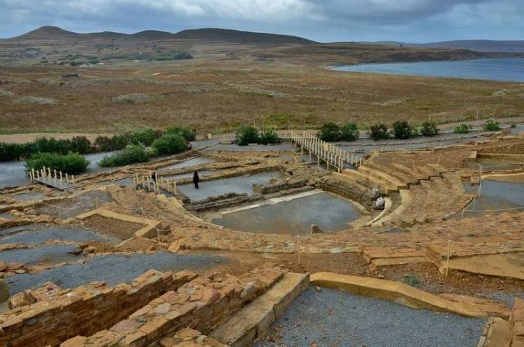 &Xi;&epsilon;&kappa;ί&nu;&eta;&sigma;&epsilon; &eta; &pi;&rho;&omicron;&pi;ώ&lambda;&eta;&sigma;&eta; &epsilon;&iota;&sigma;&iota;&tau;&eta;&rho;ί&omega;&nu;  &gamma;&iota;&alpha; &tau;&eta; &theta;&epsilon;&alpha;&tau;&rho;&iota;&kappa;ή &pi;&alpha;&rho;ά&sigma;&tau;&alpha;&sigma;&eta; &laquo;&Gamma;&upsilon;&nu;&alpha;ί&kappa;&alpha; &tau;&eta;&sigmaf; &Zeta;ά&kappa;&upsilon;&nu;&theta;&omicron;&sigmaf;&raquo; &sigma;&tau;&omicron; &Alpha;&rho;&chi;&alpha;ί&omicron; &Theta;έ&alpha;&tau;&rho;&omicron; &tau;&eta;&sigmaf; &Eta;&phi;&alpha;&iota;&sigma;&tau;ί&alpha;