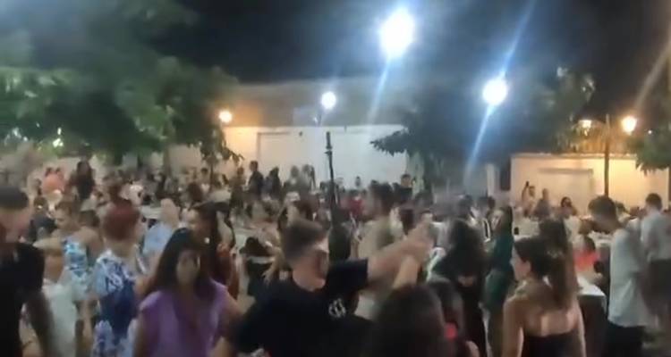 «Νέοι των Καμινίων»: Ξεφάντωσαν στη χοροεσπερίδα χορεύοντας μέχρι το πρωί