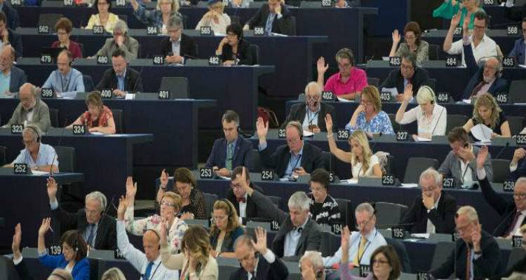 &Kappa;&omicron;&mu;&iota;&sigma;&iota;ό&nu;: &laquo;&Mu;ά&chi;&eta;&raquo; &gamma;&iota;&alpha; &tau;&eta;&nu; &theta;&epsilon;&rho;&iota;&nu;ή ώ&rho;&alpha; &sigma;&tau;&eta;&nu; &Epsilon;.&Epsilon; -&Psi;ή&phi;&iota;&sigma;&alpha;&nu; 4,6 &epsilon;&kappa;&alpha;&tau;. &pi;&omicron;&lambda;ί&tau;&epsilon;&sigmaf;