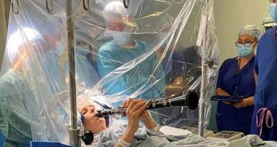 Ασθενής με Πάρκινσον έπαιζε κλαρινέτο κατά τη διάρκεια πρωτοποριακής εγχείρησης στον εγκέφαλο -Δείτε το απίστευτο βίντεο