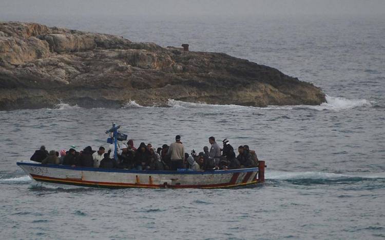 WSJ: &Delta;&rho;&alpha;&mu;&alpha;&tau;&iota;&kappa;ή &alpha;ύ&xi;&eta;&sigma;&eta; &tau;&omega;&nu; &pi;&rho;&omicron;&sigma;&phi;ύ&gamma;&omega;&nu; &sigma;&tau;&eta;&nu; &Epsilon;&upsilon;&rho;ώ&pi;&eta; &mu;έ&sigma;&alpha; &sigma;&epsilon; έ&nu;&alpha;&nu; &chi;&rho;ό&nu;&omicron;