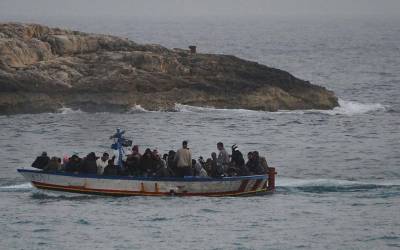 WSJ: &Delta;&rho;&alpha;&mu;&alpha;&tau;&iota;&kappa;ή &alpha;ύ&xi;&eta;&sigma;&eta; &tau;&omega;&nu; &pi;&rho;&omicron;&sigma;&phi;ύ&gamma;&omega;&nu; &sigma;&tau;&eta;&nu; &Epsilon;&upsilon;&rho;ώ&pi;&eta; &mu;έ&sigma;&alpha; &sigma;&epsilon; έ&nu;&alpha;&nu; &chi;&rho;ό&nu;&omicron;