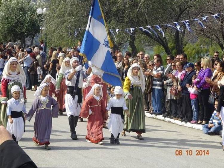 &Mu;&epsilon; &lambda;&alpha;&mu;&pi;&rho;ό&tau;&eta;&tau;&alpha; &kappa;&alpha;&iota; &sigma;ύ&mu;&mu;&alpha;&chi;&omicron; &tau;&omicron;&nu; &kappa;&alpha;&iota;&rho;ό &omicron; &sigma;&eta;&mu;&epsilon;&rho;&iota;&nu;ό&sigmaf; &epsilon;&omicron;&rho;&tau;&alpha;&sigma;&mu;ό&sigmaf; &tau;&eta;&sigmaf; &alpha;&pi;&epsilon;&lambda;&epsilon;&upsilon;&theta;έ&rho;&omega;&sigma;&eta;&sigmaf; &tau;&eta;&sigmaf; &Lambda;ή&mu;&nu;&omicron;&upsilon; (photos)