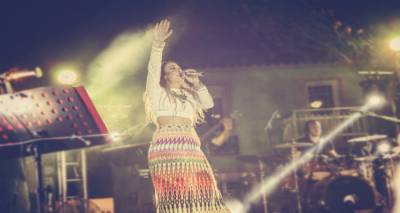 &Lambda;ή&mu;&nu;&omicron;&sigmaf;: &Mu;&iota;&alpha; &beta;&rho;&alpha;&delta;&iota;ά &gamma;&epsilon;&mu;ά&tau;&eta; &sigma;&upsilon;&gamma;&kappa;ί&nu;&eta;&sigma;&eta; &kappa;&alpha;&iota; &mu;&nu;ή&mu;&epsilon;&sigmaf; | &Eta; &phi;&omega;&nu;ή &tau;&eta;&sigmaf; &Mu;&epsilon;&lambda;ί&nu;&alpha;&sigmaf; &Alpha;&sigma;&lambda;&alpha;&nu;ί&delta;&omicron;&upsilon; &mu;ά&gamma;&epsilon;&psi;&epsilon; &tau;&omicron;&upsilon;&sigmaf; &pi;ά&nu;&tau;&epsilon;&sigmaf; (photos)