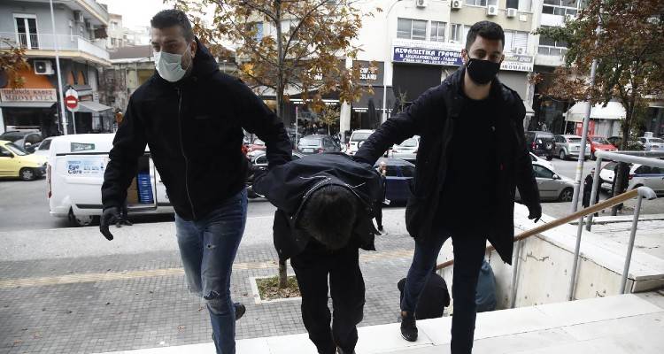 &Theta;&epsilon;&sigma;&sigma;&alpha;&lambda;&omicron;&nu;ί&kappa;&eta;: &laquo;&Omicron; &upsilon;&pi;ά&lambda;&lambda;&eta;&lambda;&omicron;&sigmaf; &tau;&omicron;&upsilon; &psi;&iota;&lambda;&iota;&kappa;&alpha;&tau;&zeta;ί&delta;&iota;&kappa;&omicron;&upsilon; &pi;&rho;&omicron;&sigma;&pi;ά&theta;&eta;&sigma;&epsilon; &nu;&alpha; &tau;&omicron;&nu; &pi;&iota;ά&sigma;&epsilon;&iota; &alpha;&pi;ό &tau;&omicron; &pi;ό&delta;&iota; &kappa;&alpha;&iota; &tau;&omicron;&nu; &pi;&upsilon;&rho;&omicron;&beta;ό&lambda;&eta;&sigma;&epsilon;&raquo; | &Tau;&iota; &kappa;&alpha;&tau;έ&theta;&epsilon;&sigma;&epsilon; &omicron; &phi;&epsilon;&rho;ό&mu;&epsilon;&nu;&omicron;&sigmaf; &omega;&sigmaf; &sigma;&upsilon;&nu;&epsilon;&rho;&gamma;ό&sigmaf;