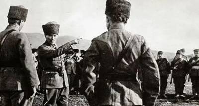 &Pi;&epsilon;&theta;&alpha;ί&nu;&omicron;&nu;&tau;&alpha;&sigmaf; &sigma;&tau;&eta; &Mu;&iota;&kappa;&rho;ά &Alpha;&sigma;ί&alpha; | &Eta; ά&gamma;&nu;&omega;&sigma;&tau;&eta; &iota;&sigma;&tau;&omicron;&rho;ί&alpha; &tau;&omega;&nu; &Epsilon;&lambda;&lambda;ή&nu;&omega;&nu; &pi;&omicron;&upsilon; &alpha;&iota;&chi;&mu;&alpha;&lambda;ώ&tau;&iota;&sigma;&alpha;&nu; &omicron;&iota; &Tau;&omicron;ύ&rho;&kappa;&omicron;&iota; &tau;&omicron; 1922
