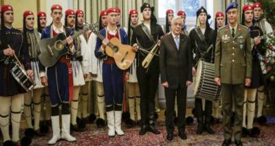 &Beta;&rho;&alpha;&kappa;&omicron;&phi;ό&rho;&omicron;&iota; &kappa;&alpha;&iota; &pi;&alpha;&iota;&delta;&iota;ά έ&psi;&alpha;&lambda;&alpha;&nu; &tau;&alpha; &kappa;ά&lambda;&alpha;&nu;&tau;&alpha; &sigma;&tau;&omicron; &Pi;&rho;&omicron;&epsilon;&delta;&rho;&iota;&kappa;ό &Mu;έ&gamma;&alpha;&rho;&omicron;