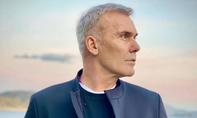 &Eta; &pi;&rho;ώ&tau;&eta; &alpha;&nu;ά&rho;&tau;&eta;&sigma;&eta; &tau;&omicron;&upsilon; &Sigma;&tau;έ&lambda;&iota;&omicron;&upsilon; &Rho;ό&kappa;&kappa;&omicron;&upsilon; &mu;&epsilon;&tau;ά &tau;&eta;&nu; &pi;&epsilon;&rho;&iota;&pi;έ&tau;&epsilon;&iota;&alpha; &tau;&eta;&sigmaf; &upsilon;&gamma;&epsilon;ί&alpha;&sigmaf; &tau;&omicron;&upsilon;