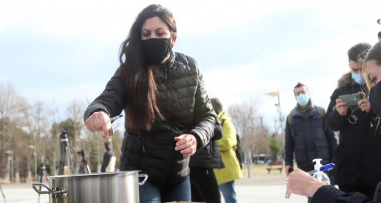 Διαμαρτυρία από επιχειρηματίες της εστίασης: Συγκεντρώνουν τα κλεδιά των καταστημάτων τους για να τα παραδώσουν στο Μαξίμου