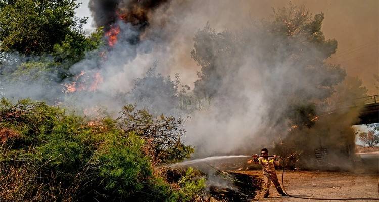 Φωτιά στην Αττική: Στη Μαλακάσα το μέτωπο | Τιτάνια μάχη με τις φλόγες και τις αναζωπυρώσεις