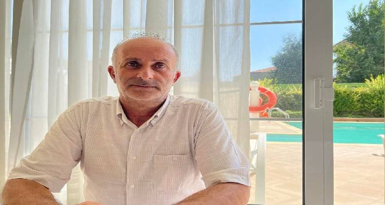 Ά&gamma;&gamma;&epsilon;&lambda;&omicron;&sigmaf; &Beta;&lambda;ά&tau;&tau;&alpha;&sigmaf; &Lambda;&alpha;&mu;&pi;&rho;&iota;&nu;ό&sigmaf;: &Gamma;&iota;&alpha; &alpha;&upsilon;&tau;&omicron;ύ&sigmaf; &tau;&omicron;&upsilon;&sigmaf; &lambda;ό&gamma;&omicron;&upsilon;&sigmaf; &pi;&alpha;&rho;&alpha;&iota;&tau;ή&theta;&eta;&kappa;&alpha; &alpha;&pi;ό &tau;&eta;&nu; &theta;έ&sigma;&eta; &tau;&omicron;&upsilon; &Epsilon;&pi;ά&rho;&chi;&omicron;&upsilon;... (video)