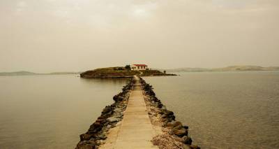 &Delta;&eta;&mu;&omicron;&gamma;&rho;&alpha;&phi;&iota;&kappa;ό: &Epsilon;&pi;&iota;&delta;&epsilon;&iota;&nu;ώ&nu;&epsilon;&tau;&alpha;&iota; &sigma;&tau;&alpha; &nu;&eta;&sigma;&iota;ά, &tau;&omicron; &pi;&alpha;&rho;ά&delta;&epsilon;&iota;&gamma;&mu;&alpha; &tau;&eta;&sigmaf; &Lambda;ή&mu;&nu;&omicron;&upsilon; &kappa;&alpha;&iota; &tau;&omicron;&upsilon; Ά&eta; &Sigma;&tau;&rho;ά&tau;&eta;