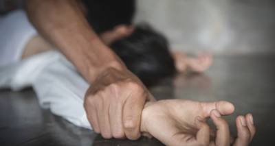 Καταγγελία-σοκ στη Θεσσαλονίκη: Μητέρα ακινητοποιούσε την ανήλικη κόρη της για να τη βιάζει ο σύντροφός της