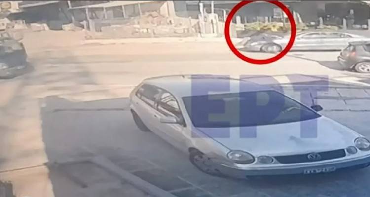 Ληστεία στο Μενίδι: Συγκλονιστικό βίντεο δείχνει το θύμα να γραπώνεται από το καπό των δραστών