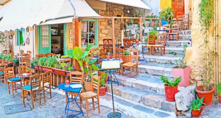 Πιθανές υγειονομικές βόμβες τα υπαίθρια πάρτι | Προβληματισμός στο Μαξίμου, φρένο στο πρόωρο άνοιγμα καφέ-εστιατορίων