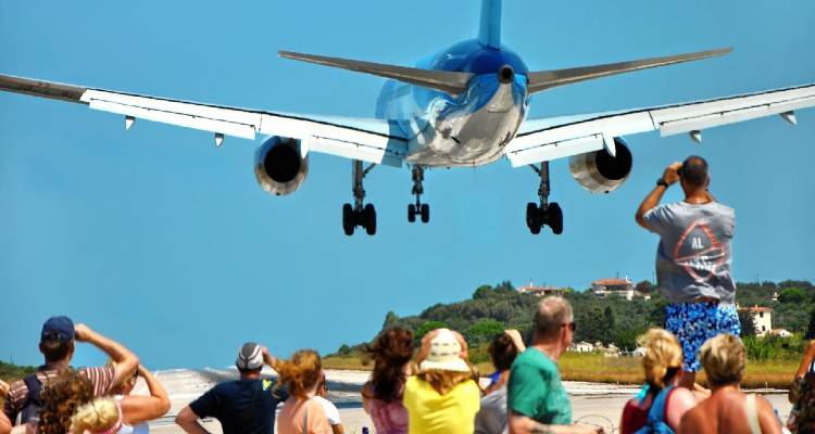 Ωρα μηδέν για τον ελληνικό τουρισμό: To 4o κύμα φέρνει μπαράζ ακυρώσεων | Τι «βλέπουν» ξενοδόχοι και Airbnb