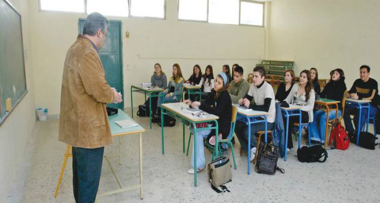 &Delta;&iota;&epsilon;&upsilon;&theta;&upsilon;&nu;&tau;έ&sigmaf; &sigma;&chi;&omicron;&lambda;&epsilon;ί&omega;&nu; &mu;&epsilon; &nu;έ&alpha; &kappa;&rho;&iota;&tau;ή&rho;&iota;&alpha;