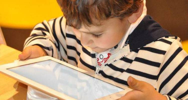 &Pi;ά&nu;&omega; &alpha;&pi;ό 3 ώ&rho;&epsilon;&sigmaf; &mu;&pi;&rho;&omicron;&sigma;&tau;ά &sigma;&epsilon; &omicron;&theta;ό&nu;&eta; &alpha;&upsilon;&xi;ά&nu;&omicron;&upsilon;&nu; &tau;&omicron;&nu; &kappa;ί&nu;&delta;&upsilon;&nu;&omicron; &epsilon;&mu;&phi;ά&nu;&iota;&sigma;&eta;&sigmaf; &delta;&iota;&alpha;&beta;ή&tau;&eta; &sigma;&epsilon; &epsilon;&nu;ή&lambda;&iota;&kappa;&epsilon;&sigmaf; &kappa;&alpha;&iota; &pi;&alpha;&iota;&delta;&iota;ά