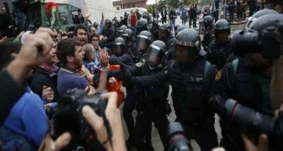 Καταλονία: Βίαιη επέμβαση της αστυνομίας στα εκλογικά κέντρα-Πλαστικές σφαίρες και τραυματίες (photos + video)