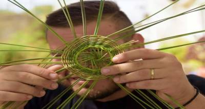 o-laografos-pou-anavionei-tin-kalathoplektiki-texni-kai-ta-tyrivolia-tis-limnou