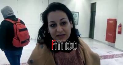 &Lambda;ή&mu;&nu;&omicron;&sigmaf;: &laquo;&Alpha;&kappa;ό&mu;&alpha; &tau;&rho;έ&mu;&omicron;&upsilon;&mu;&epsilon;, &kappa;&omicron;&nu;&tau;έ&psi;&alpha;&mu;&epsilon; &nu;&alpha; &pi;έ&sigma;&omicron;&upsilon;&mu;&epsilon;&raquo;, &lambda;έ&nu;&epsilon; &omicron;&iota; &epsilon;&pi;&iota;&beta;ά&tau;&epsilon;&sigmaf; &alpha;&pi;ό &tau;&eta;&nu; &pi;&tau;ή&sigma;&eta; &tau;&omicron;&upsilon; &tau;&rho;ό&mu;&omicron;&upsilon; (video)