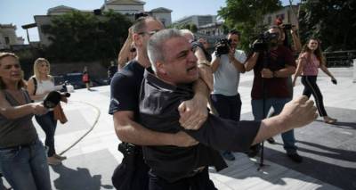 &Iota;&alpha;&tau;&rho;&omicron;&delta;&iota;&kappa;&alpha;&sigma;&tau;ή&sigmaf;: &Eta; &Delta;ώ&rho;&alpha; &pi;έ&theta;&alpha;&nu;&epsilon; &alpha;&kappa;&alpha;&rho;&iota;&alpha;ί&alpha; | 14 &chi;&tau;&upsilon;&pi;ή&mu;&alpha;&tau;&alpha; &sigma;&epsilon; &kappa;&alpha;&rho;&delta;&iota;ά &kappa;&alpha;&iota; &theta;ώ&rho;&alpha;&kappa;&alpha;