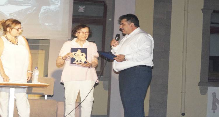 &Eta; &Lambda;&eta;&mu;&nu;&iota;ά &sigma;&upsilon;&gamma;&gamma;&rho;&alpha;&phi;έ&alpha;&sigmaf; &Mu;&alpha;&rho;ί&alpha; &Lambda;&alpha;&mu;&pi;&alpha;&delta;&alpha;&rho;ί&delta;&omicron;&upsilon; &Pi;ό&theta;&omicron;&upsilon; &pi;&alpha;&rho;&omicron;&upsilon;&sigma;ί&alpha;&sigma;&epsilon; &laquo;&tau;&alpha; &phi;&iota;&lambda;&nu;&tau;&iota;&sigma;έ&nu;&iota;&alpha; &mu;&omicron;&nu;&omicron;&pi;ά&tau;&iota;&alpha; &tau;&eta;&sigmaf; &zeta;&omega;ή&sigmaf; &tau;&eta;&sigmaf;&raquo; (photos)