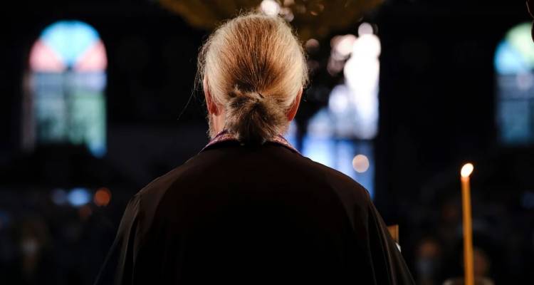 &Mu;&epsilon;&theta;&upsilon;&sigma;&mu;έ&nu;&omicron;&sigmaf; ά&nu;&delta;&rho;&alpha;&sigmaf; &epsilon;&iota;&sigma;έ&beta;&alpha;&lambda;&epsilon; &gamma;&upsilon;&mu;&nu;ό&sigmaf; &sigma;&epsilon; &epsilon;&kappa;&kappa;&lambda;&eta;&sigma;ί&alpha; &sigma;&tau;&omicron; &Mu;&epsilon;&nu;ί&delta;&iota;, &epsilon;&nu; &mu;έ&sigma;&omega; &kappa;&eta;&delta;&epsilon;ί&alpha;&sigmaf; | &Gamma;&rho;&omicron;&nu;&theta;&omicron;&kappa;ό&pi;&eta;&sigma;&epsilon; &epsilon;&pi;ί&tau;&rho;&omicron;&pi;&omicron;, &lambda;&iota;&pi;&omicron;&theta;ύ&mu;&eta;&sigma;&epsilon; &gamma;&upsilon;&nu;&alpha;ί&kappa;&alpha;