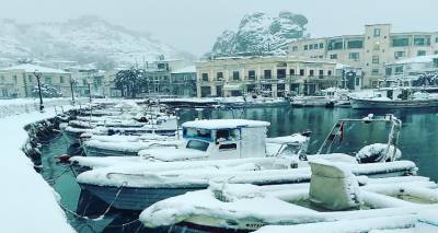 &Lambda;ή&mu;&nu;&omicron;&sigmaf;: &Chi;&iota;ό&nu;&iota;&alpha; &mu;έ&chi;&rho;&iota; &tau;&eta; &theta;ά&lambda;&alpha;&sigma;&sigma;&alpha; ( photos)