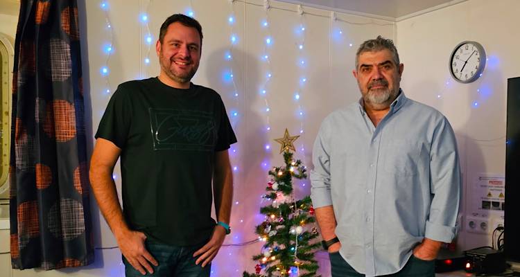 &Tau;&alpha; &Chi;&rho;&iota;&sigma;&tau;&omicron;ύ&gamma;&epsilon;&nu;&nu;&alpha; &tau;&omega;&nu; &Epsilon;&lambda;&lambda;ή&nu;&omega;&nu; &nu;&alpha;&upsilon;&tau;&iota;&kappa;ώ&nu;