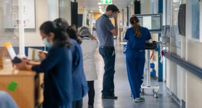 &Kappa;&rho;ί&sigma;&eta; &delta;ύ&omicron; &mu;&epsilon;&tau;ώ&pi;&omega;&nu; &sigma;&tau;&omicron; NHS: &Kappa;ύ&mu;&alpha; &ldquo;super flu&rdquo; &kappa;&alpha;&iota; &pi;&epsilon;&nu;&theta;ή&mu;&epsilon;&rho;&eta; &alpha;&pi;&epsilon;&rho;&gamma;ί&alpha; &gamma;&iota;&alpha;&tau;&rho;ώ&nu; &alpha;&pi;&epsilon;&iota;&lambda;&omicron;ύ&nu; &tau;&eta;&nu; &Alpha;&gamma;&gamma;&lambda;ί&alpha; &pi;&rho;&iota;&nu; &tau;&alpha; &Chi;&rho;&iota;&sigma;&tau;&omicron;ύ&gamma;&epsilon;&nu;&nu;&alpha;