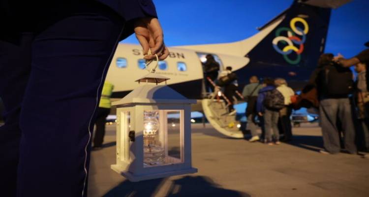 &Sigma;&tau;&eta; &Lambda;ή&mu;&nu;&omicron; &tau;&omicron; Ά&gamma;&iota;&omicron; &Phi;&omega;&sigmaf;: &Tau;&omicron; &pi;&rho;ό&gamma;&rho;&alpha;&mu;&mu;&alpha; &tau;&eta;&sigmaf; &alpha;&epsilon;&rho;&omicron;&pi;&omicron;&rho;&iota;&kappa;ή&sigmaf; &mu;&epsilon;&tau;&alpha;&phi;&omicron;&rho;ά&sigmaf; &tau;&omicron; &Mu;&epsilon;&gamma;ά&lambda;&omicron; &Sigma;ά&beta;&beta;&alpha;&tau;&omicron;