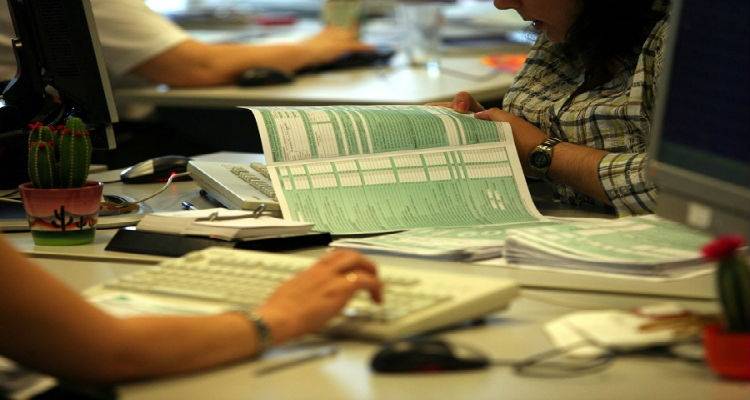 &Phi;&omicron;&rho;&omicron;&lambda;&omicron;&gamma;&iota;&kappa;έ&sigmaf; &delta;&eta;&lambda;ώ&sigma;&epsilon;&iota;&sigmaf;: &Tau;&iota; &kappa;&epsilon;&rho;&delta;ί&zeta;&omicron;&upsilon;&nu; &omicron;&iota; &sigma;ύ&zeta;&upsilon;&gamma;&omicron;&iota; &pi;&omicron;&upsilon; &theta;&alpha; &epsilon;&pi;&iota;&lambda;έ&xi;&omicron;&upsilon;&nu; &xi;&epsilon;&chi;&omega;&rho;&iota;&sigma;&tau;ή &upsilon;&pi;&omicron;&beta;&omicron;&lambda;ή