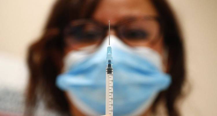 Βρετανία – Κορονοϊός: Εξετάζεται το ενδεχόμενο αλλαγής της στρατηγικής του εμβολιασμού