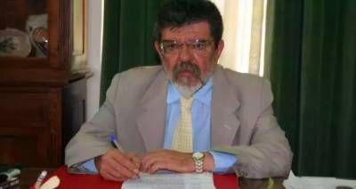 &Pi;. &Pi;&alpha;&rho;&alpha;&sigma;&kappa;&epsilon;&upsilon;&alpha;ΐ&delta;&eta;&sigmaf; &gamma;&iota;&alpha; &Delta;.&Beta;&omicron;&upsilon;&nu;ά&tau;&sigma;&omicron;: "΄Έ&kappa;&alpha;&nu;&epsilon; &pi;&rho;ά&xi;&eta; &tau;&eta;&nu; &rho;ή&sigma;&eta; &tau;&omicron;&upsilon; &Alpha;&nu;&delta;&rho;έ&alpha; &Pi;&alpha;&pi;&alpha;&nu;&delta;&rho;έ&omicron;&upsilon; ό&tau;&iota; &eta;  &Epsilon;&lambda;&lambda;ά&delta;&alpha; &epsilon;ί&nu;&alpha;&iota; &alpha;&delta;&iota;&alpha;&pi;&rho;&alpha;&gamma;&mu;ά&tau;&epsilon;&upsilon;&tau;&eta;"