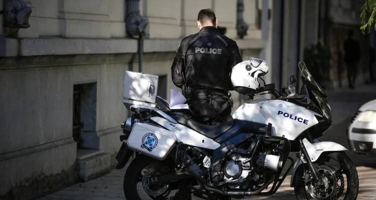 &Mu;ύ&kappa;&omicron;&nu;&omicron;&sigmaf;: &Chi;&tau;ύ&pi;&eta;&sigma;&epsilon; &mu;&epsilon; &tau;&eta;&gamma;ά&nu;&iota; &tau;&eta;&nu; &sigma;ύ&nu;&tau;&rho;&omicron;&phi;ό &tau;&omicron;&upsilon; &kappa;&alpha;&iota; &epsilon;&kappa;&epsilon;ί&nu;&eta; ά&rho;&pi;&alpha;&xi;&epsilon; &tau;&omicron; &kappa;&omicron;&upsilon;&zeta;&iota;&nu;&omicron;&mu;ά&chi;&alpha;&iota;&rho;&omicron; -&Omicron; 55&chi;&rho;&omicron;&nu;&omicron;&sigmaf; έ&beta;&alpha;&lambda;&epsilon; panic button
