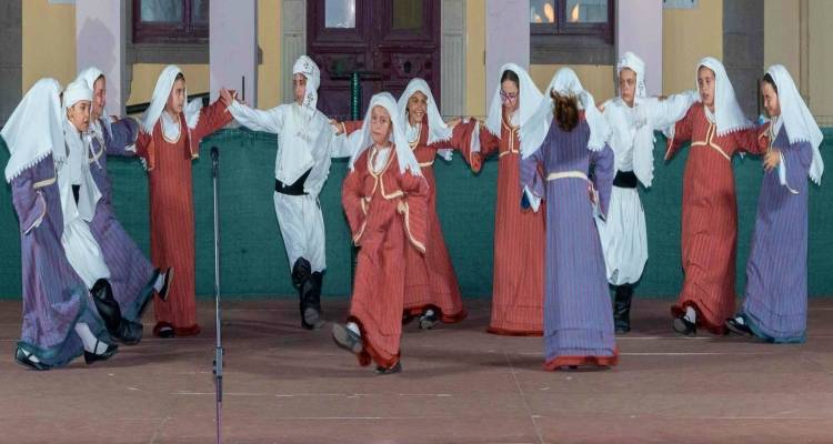 «Πέρα από τη θάλασσα»: Μεγάλη γιορτή παράδοσης και συγκίνησης από τα παιδικά τμήματα του Λυκείου των Ελληνίδων Λήμνου