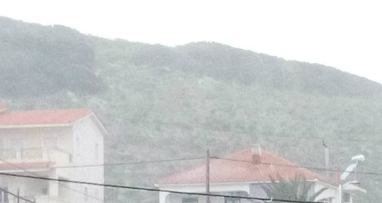 Λήμνος: Έφτασε η «Ωκεανίς» με ισχυρούς βοριάδες και χιόνια (photos)