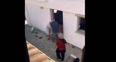 &Kappa;ύ&pi;&rho;&omicron;&sigmaf;: &Eta;&lambda;&iota;&kappa;&iota;&omega;&mu;έ&nu;&omicron;&sigmaf; &chi;&tau;&upsilon;&pi;ά&epsilon;&iota; &beta;ά&nu;&alpha;&upsilon;&sigma;&alpha; &alpha;&lambda;&lambda;&omicron;&delta;&alpha;&pi;ή &gamma;&upsilon;&nu;&alpha;ί&kappa;&alpha; &ndash; &Delta;&epsilon;ί&tau;&epsilon; &beta;ί&nu;&tau;&epsilon;&omicron;