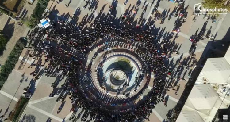 200 &Pi;ό&nu;&tau;&iota;&omicron;&iota; &chi;ό&rho;&epsilon;&psi;&alpha;&nu; &sigma;&tau;&eta;&nu; &pi;&lambda;&alpha;&tau;&epsilon;ί&alpha; &tau;&eta;&sigmaf; &Chi;ί&omicron;&upsilon; (video)