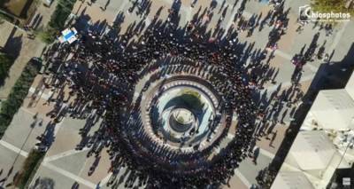 200 &Pi;ό&nu;&tau;&iota;&omicron;&iota; &chi;ό&rho;&epsilon;&psi;&alpha;&nu; &sigma;&tau;&eta;&nu; &pi;&lambda;&alpha;&tau;&epsilon;ί&alpha; &tau;&eta;&sigmaf; &Chi;ί&omicron;&upsilon; (video)