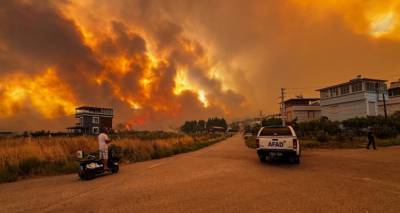&Mu;&alpha;ί&nu;&epsilon;&tau;&alpha;&iota; &eta; &mu;&epsilon;&gamma;ά&lambda;&eta; &phi;&omega;&tau;&iota;ά &sigma;&tau;&eta; &Sigma;&mu;ύ&rho;&nu;&eta;: &Kappa;ά&eta;&kappa;&alpha;&nu; &sigma;&pi;ί&tau;&iota;&alpha;, &epsilon;&kappa;&kappa;&epsilon;&nu;ώ&theta;&eta;&kappa;&alpha;&nu; &sigma;&upsilon;&nu;&omicron;&iota;&kappa;ί&epsilon;&sigmaf; -&Sigma;&tau;&alpha; &epsilon;&lambda;&lambda;&eta;&nu;&iota;&kappa;ά &nu;&eta;&sigma;&iota;ά έ&phi;&theta;&alpha;&sigma;&epsilon; &eta; &sigma;&tau;ά&chi;&tau;&eta;