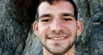&Tau;&rho;&alpha;&gamma;&omega;&delta;ί&alpha; &sigma;&tau;&eta;&nu; &Kappa;&rho;ή&tau;&eta;: &Omicron; 21&chi;&rho;&omicron;&nu;&omicron;&sigmaf; &pi;&rho;&omicron;&sigma;&pi;ά&theta;&eta;&sigma;&epsilon; &nu;&alpha; &alpha;&mu;&upsilon;&nu;&theta;&epsilon;ί &alpha;&pi;έ&nu;&alpha;&nu;&tau;&iota; &sigma;&tau;&omicron;&nu; &alpha;&delta;&epsilon;&rho;&phi;ό &tau;&omicron;&upsilon;